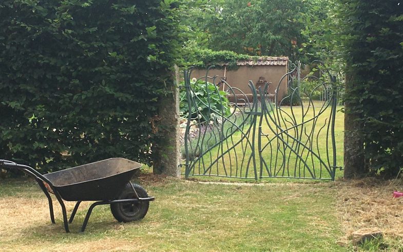 Who To Choose A Horticulturist A Landscaper A Garden Designer Lady Horticulturist